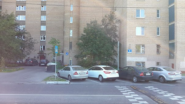 переход дома 8 в дом 10. Под табличкой «дом 10» маленькое окошко в Тренерскую. 